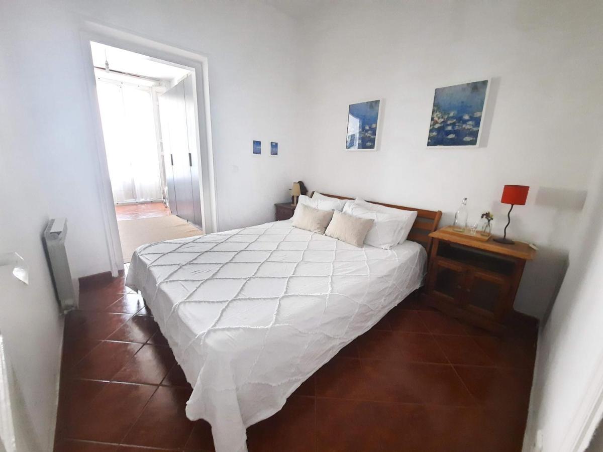 Suite con cama grande y balcón